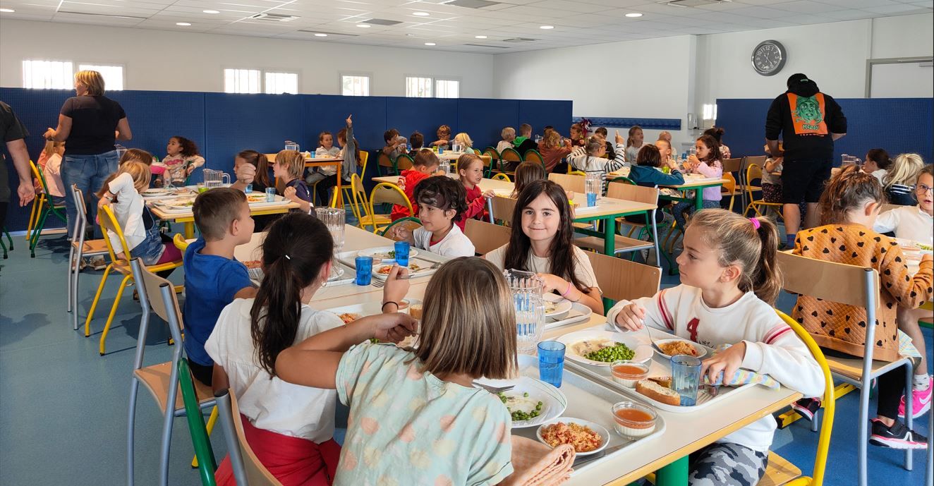 Repas chauds et sains servis aux élèves à la cantine